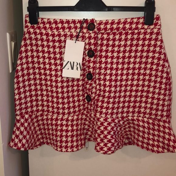 Red skirt. Tag on. Brand new - pristine condition - Picture 1 of 3